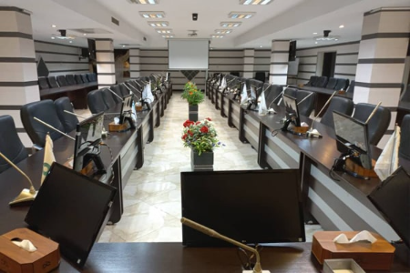سالن دارای میزکنفرانس برای دیدار رسمی