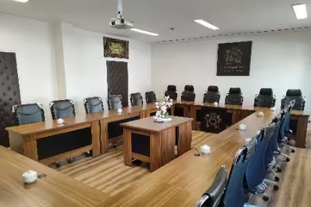 کلاس دارای میز کنفرانس برای اجاره
